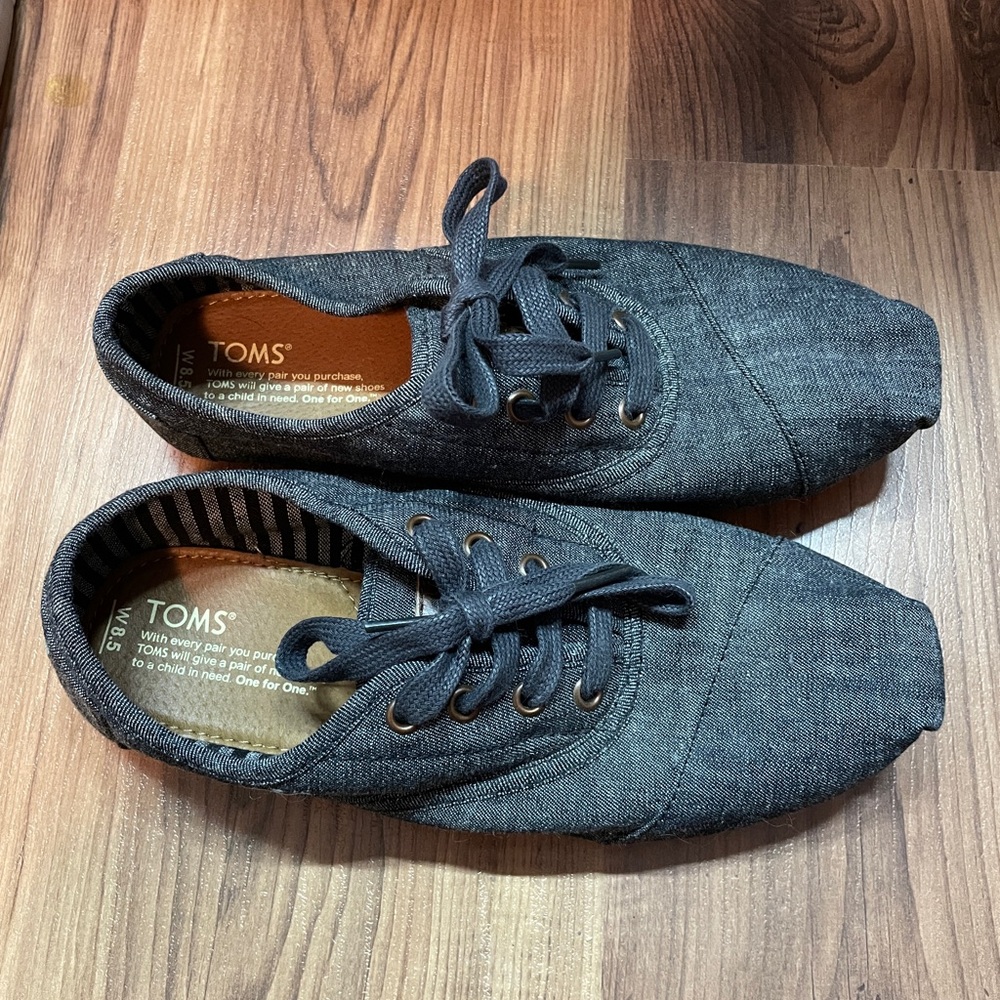 Tom’s lace up shoe